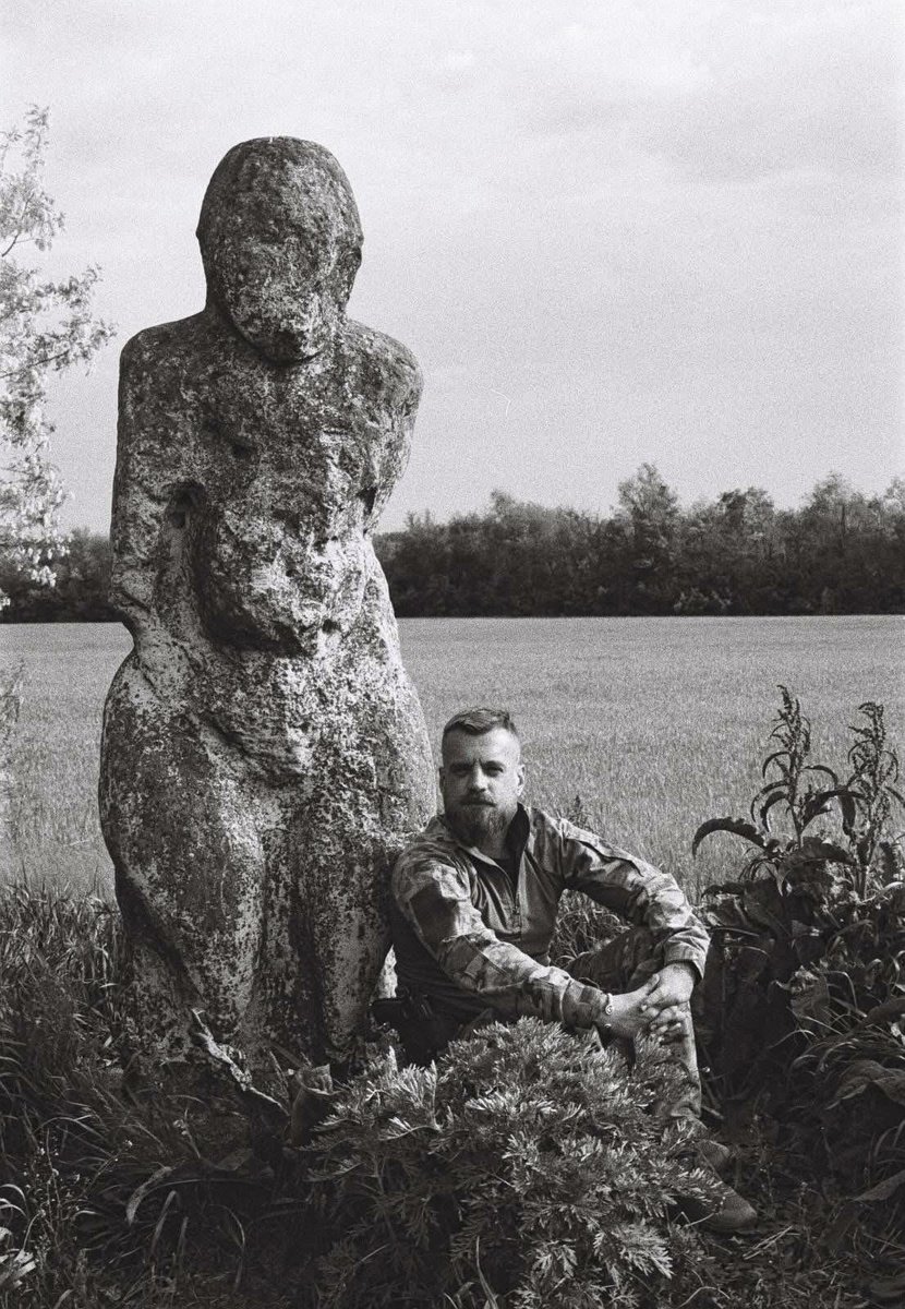 завдяки цій людині велика колекція української спадщини врятована не тільки з-під обстрілів, але й, до Великої Війни, від місцевих некомпетентних осіб. відомий у наших археологічних колах та націоналістичному львівському осередку.

честь, друже Африка