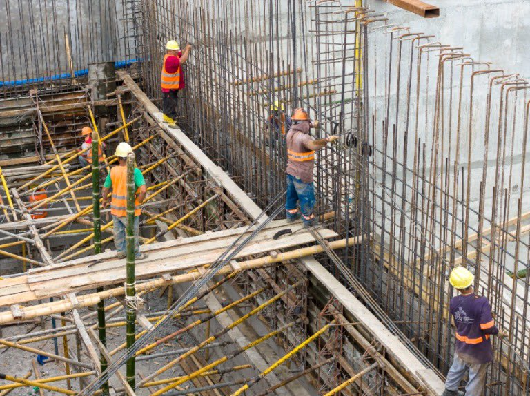 EcEnDirecto's tweet photo. #ATENCIÓN
La Alcaldía de #Guayaquil, destinó cerca de $300 millones de dólares en #obras prioritarias, enfocadas en los sectores más olvidados de la ciudad. La mayor parte de la inversión se concentra en el #Distrito2, con proyectos de infraestructura básica como #agua, #alcantarillado y #pavimentación. Con ello, más de 360.000 habitantes se benefician de las mejoras y servicios.