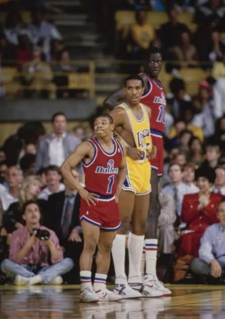The Washington Bullets during the 87 - 88 season, had the tallest &amp; shortest players in league history. 5'3 Muggsy Bogues &amp; 7'7 Manute Bol