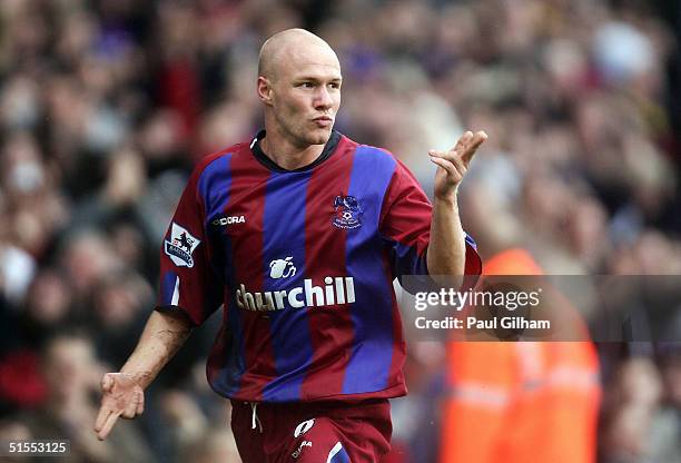 Decade earlier, southeast of london, existed another unreal season, for a selhurst park eagle. 
2004/2005 Andrew Johnson. 
Beats me, to this day, how 17 epl teams let him play the next season in the championship. 
Unreal gunman