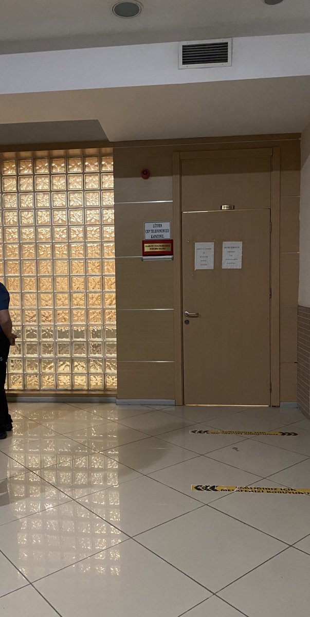 Saat 10.00’da başlayan duruşma tam 12 saattir devam ediyor.  

Avukat nasıl sağlıklı savunma yapsın?

Hakim nasıl sağlıklı karar versin?

Vatandaş adaletini nasıl ve nerede arasın?