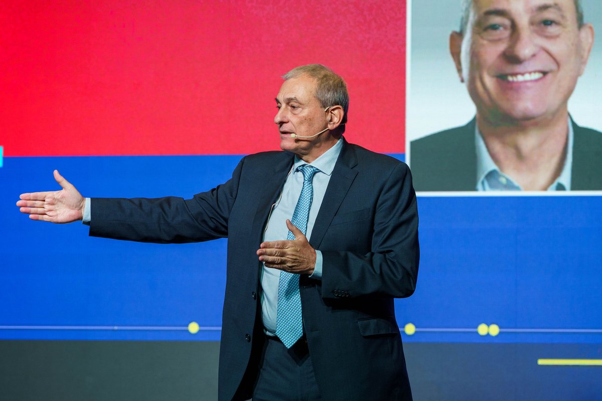 AmCham Argentina (@amchamargentina) on Twitter photo Nuestro CEO, <a href="/AleDiazARG/">Alejandro Diaz</a>, cerró el #AmChamEnergyForum: "La energía es un eje transformador para el desarrollo argentino. La oportunidad y los recursos para ser competitivos en el mercado global están. Todo dependerá de la importancia relativa que le dé Argentina". Nuestro CEO, <a href="/AleDiazARG/">Alejandro Diaz</a>, cerró el #AmChamEnergyForum: "La energía es un eje transformador para el desarrollo argentino. La oportunidad y los recursos para ser competitivos en el mercado global están. Todo dependerá de la importancia relativa que le dé Argentina".
