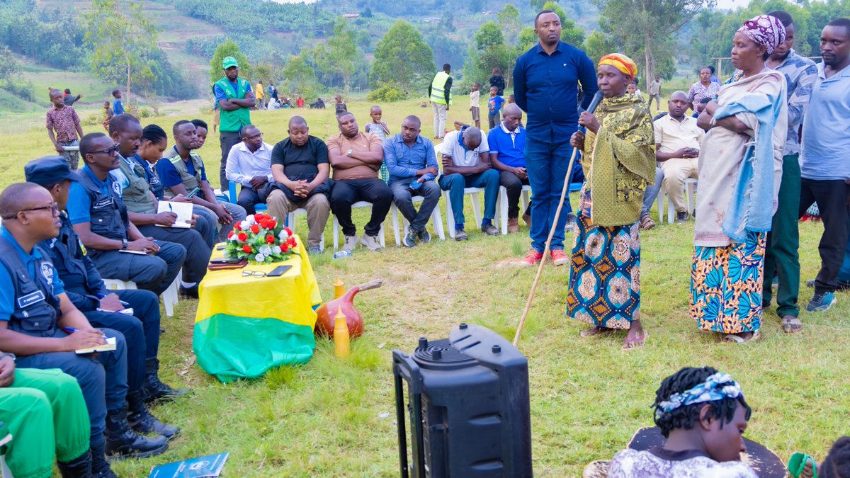 MUHANGA District (@muhangadis) on Twitter photo Muri iyi nteko, Abaturage bifatanyije n’Umuyobozi w’Akarere @KAYITAREJack , inzego z’umutekano, abakozi ba @RIB_RW na <a href="/RwandaMinesB/">Rwanda Mines, Petroleum and Gas Board</a> n’abandi bayobozi mu nzego zitandukanye. Muri iyi nteko, Abaturage bifatanyije n’Umuyobozi w’Akarere @KAYITAREJack , inzego z’umutekano, abakozi ba @RIB_RW na <a href="/RwandaMinesB/">Rwanda Mines, Petroleum and Gas Board</a> n’abandi bayobozi mu nzego zitandukanye.