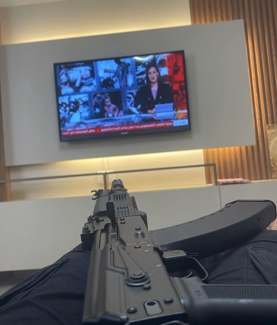 امروز در لبنان جلسه خلع سلاح‌ حزب الله بعد پنج ساعت بی‌نتیجه به پایان رسید!

ولی تصاویری که از منازل شیعیان حین برگزاری جلسه بیرون اومد نتیجه نهایی رو مشخص کرد :))