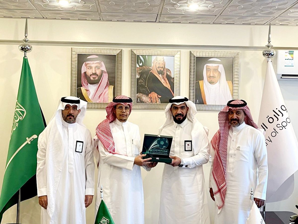 امتداداً للجهود التي تبذلها جمعية كرة القدم المصغرة في نشر اللعبة وتعزيز حضورها في مختلف مناطق المملكة،
استقبل مدير فرع #وزارة_الرياضة بمنطقة الباحة الأستاذ بندر الغامدي، ومسؤول الاندية الرياضية و العلاقات الحكومية الاستاذ احمد الغامدي كلًا من الأمين العام