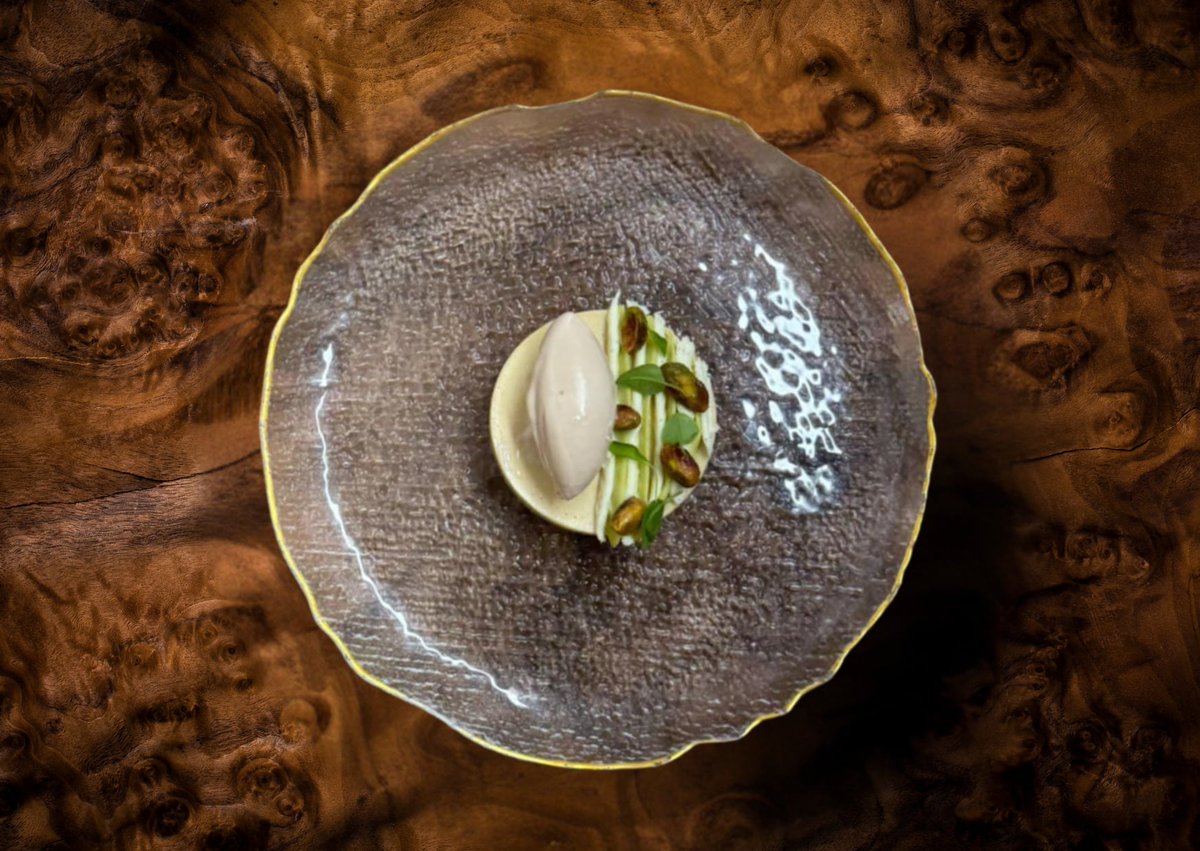 PlasDinas's tweet image. Trifle

Poached gooseberry, Conwy sparkling wine, meadow sweet, pistachio

#thegunroomrestaurant #MichelinGuideGBI #AugustMenu