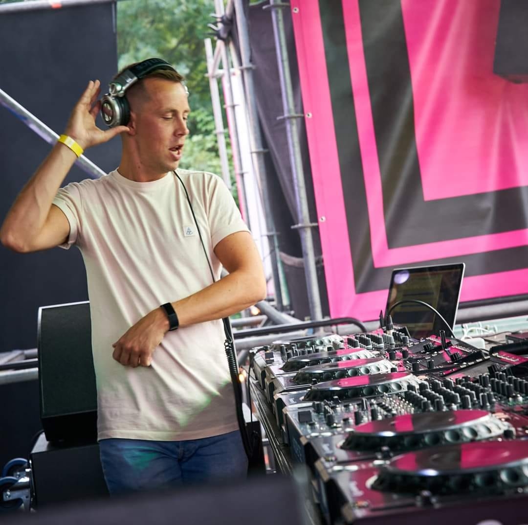 This week on Deeplife Presents... 🎶🎧 Our guest mix comes all the way from the Netherlands (if it ain't Dutch, it ain't much!) with Deeplife's own Roman Anthony holding it down. Tune in Wed Aug 6th @ 2P EST | di.fm/djmixes.
--
#housemusic #funkyhouse #techhouse