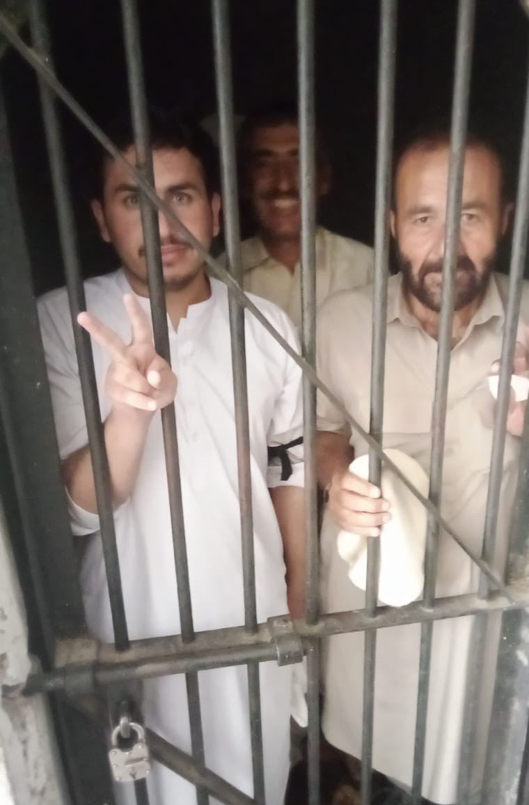 Nasrudin shah Mandokhail (@nasrudinsh18101) on Twitter photo <a href="/Amjad_ISF/">Amjad Ali Shah</a> ژوب کے بزدل انتظامیہ نے انصاف سٹوڈنٹس فیڈریشن ژوب کے ضلعی صدر نصرالدین شاہ مندوخیل, کو احتجاجی مظاہرے سے گرفتار کر لیا تھا
ریاست کے اس اوچھے ہتھکنڈوں سے نہ پہلے ڈرے تھے نہ اب ڈرینگے <a href="/Amjad_ISF/">Amjad Ali Shah</a> ژوب کے بزدل انتظامیہ نے انصاف سٹوڈنٹس فیڈریشن ژوب کے ضلعی صدر نصرالدین شاہ مندوخیل, کو احتجاجی مظاہرے سے گرفتار کر لیا تھا
ریاست کے اس اوچھے ہتھکنڈوں سے نہ پہلے ڈرے تھے نہ اب ڈرینگے