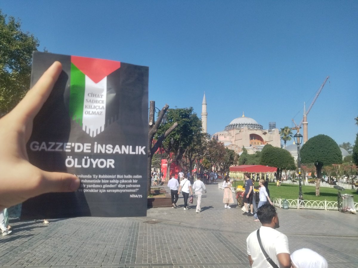 CosmoSah's tweet image. Gazze&apos;deki soykırıma sessiz kalmamak için kendi hazırladığım broşürleri Ayasofya’da dağıttım. Bundan sonra her hafta İstanbul&apos;un bir ilçesinde dağıtıma devam edeceğim. Belki bir sayfa bir yüreğe dokunur, bir yürek bin kişiye ses olur. Hiçbir çaba küçümsencek kadar küçük değildir.
