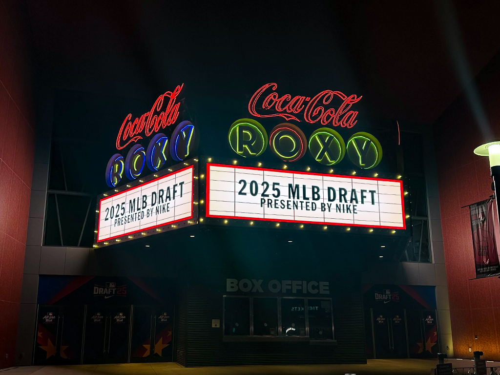 📢  Spotlight on The Battery Atlanta ⚾ 

The Coca-Cola Roxy has a brand-new LED marquee. The 66-foot-long display (288 x 3,072 pixels) is mounted in three sections above the venue's entrance, creating a near 180-degree viewing area.

➡️ Learn more: snadisplays.com/projects/the-b…