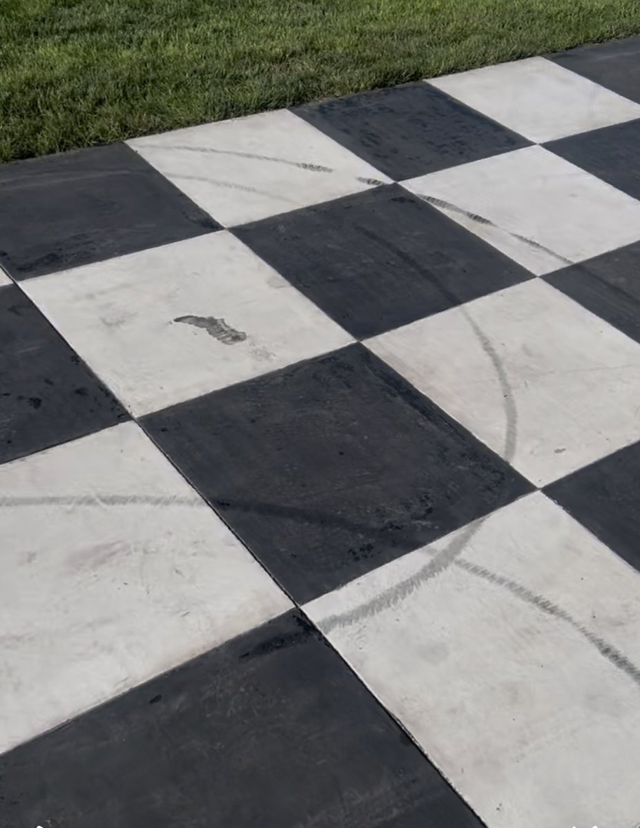knoxvilleraces's tweet image. Our hard working employees take great pride in making our grounds look the best possible. 
It has come to our attention that not all fans are respecting this. 

In the past week, we have had banners go missing and Victory Lane be used as someone’s personal pit bike playground. We…