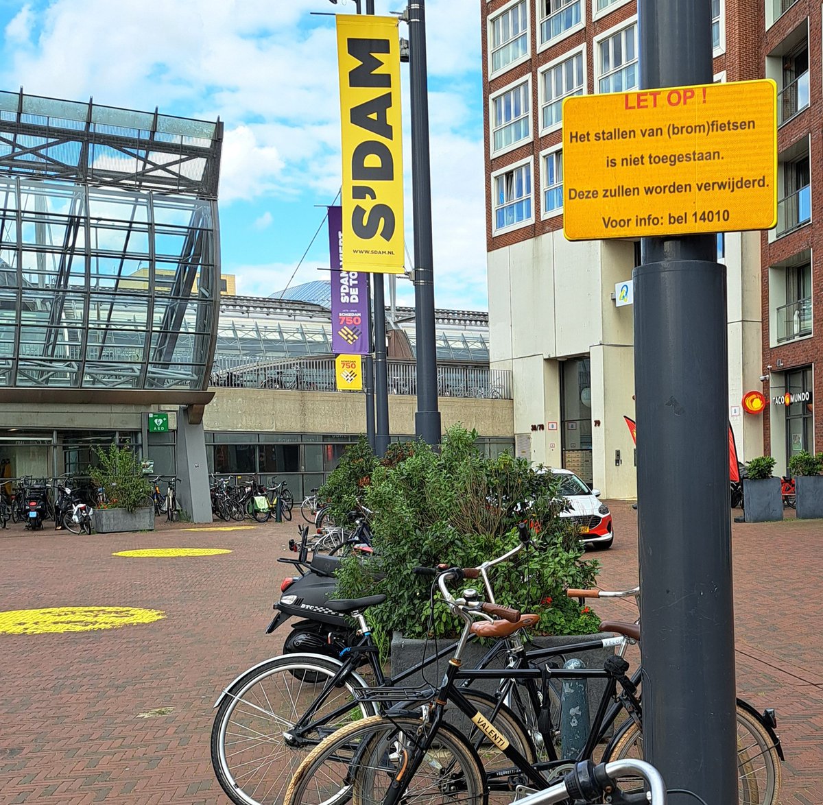 Echt waar he! Een fiets in de fietsenstalling van NS-station Schiedam-centrum staat 1 dag niet in een rek maar er naast en er wordt een rood label aangehangen. 50 meter verderop staat het plein maanden vol fietswrakken en daar wordt helemaal niets aan gehangen. Hoe dan?