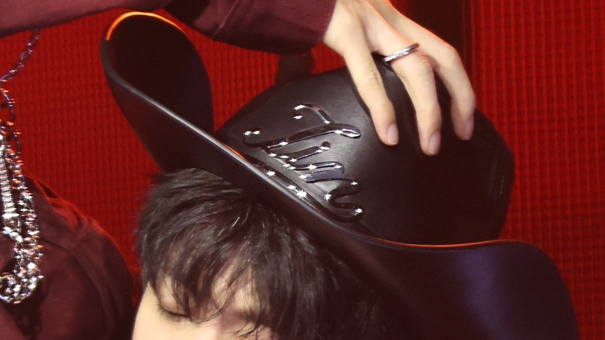 areaksj's tweet image. don't you love it when JIN