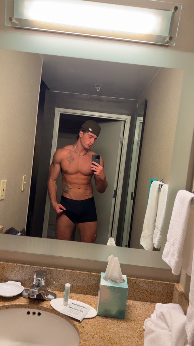 These abs weren’t built for broke eyes. Tribute if you want to keep staring