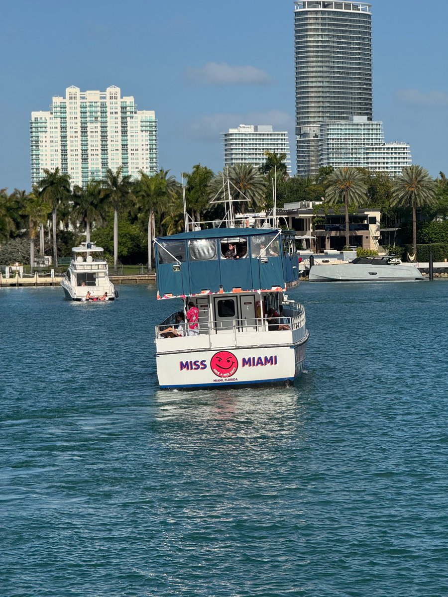 Un poco inclinado el barquito,  se ve mejor: