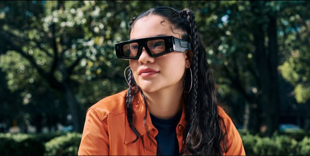chillaroundapp's tweet photo. Snap is preparing a lightweight version of Spectacles, expected in 2026.
Think video calls, translations, and mini-games — right in your lenses.
Social AR is just getting started.
#SnapSpectacles #SocialAR #FutureWearables https://t.co/YIDCrDeJXg