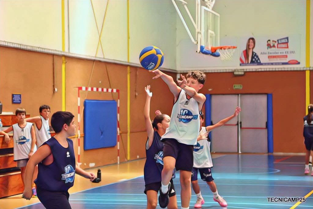 tecnicamp's tweet image. Día 7: Hoy hemos estado a tope trabajando el pase, una de las claves del juego colectivo 🏀💥
⁣
Nuestros campistas han afinado su técnica, mejorado la comunicación y aprendido a tomar decisiones rápidas para que el balón no deje de moverse.

#Tecnicamp25 #Xedicion