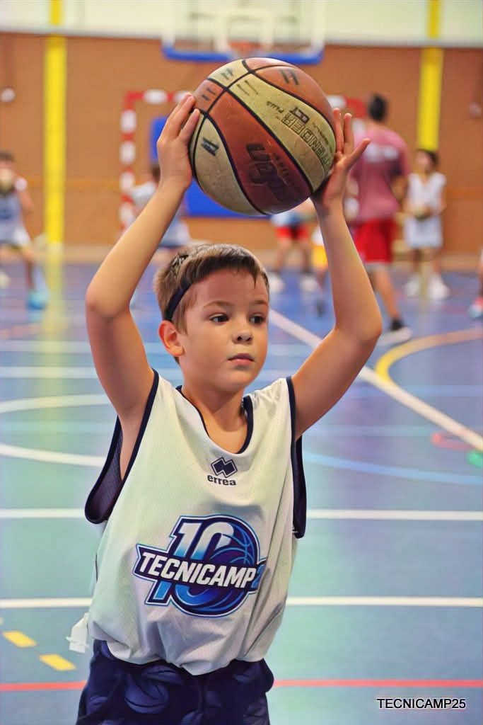 tecnicamp's tweet image. Día 7: Hoy hemos estado a tope trabajando el pase, una de las claves del juego colectivo 🏀💥
⁣
Nuestros campistas han afinado su técnica, mejorado la comunicación y aprendido a tomar decisiones rápidas para que el balón no deje de moverse.

#Tecnicamp25 #Xedicion