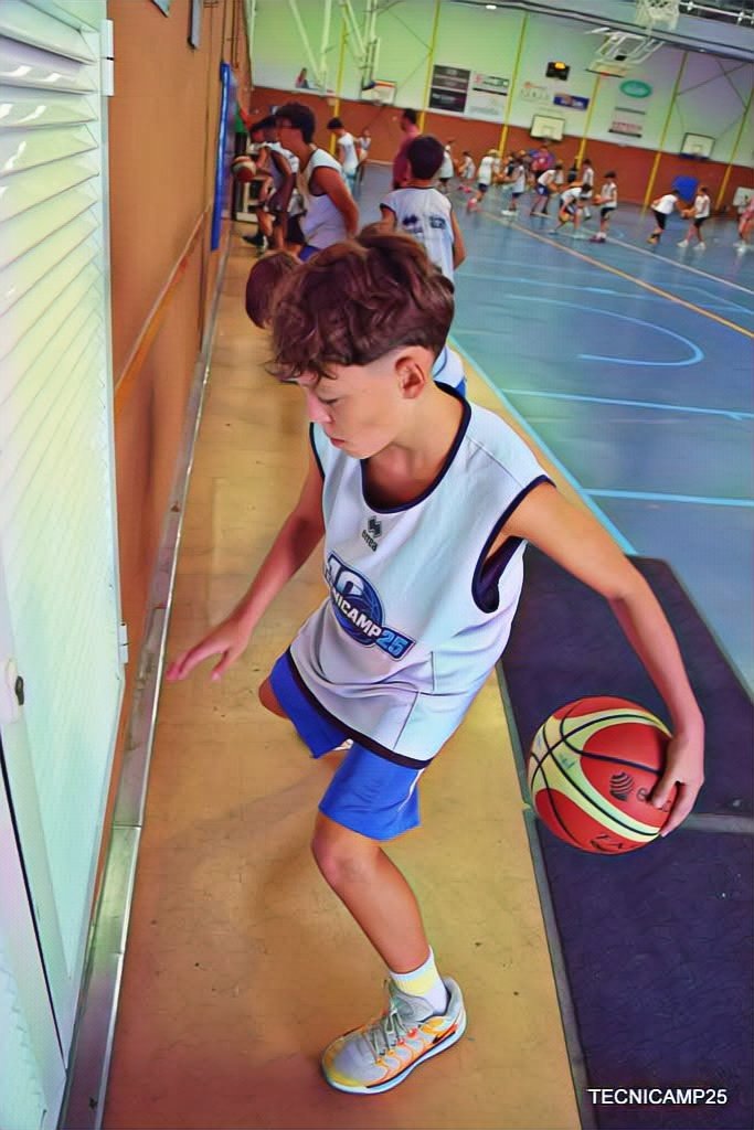 tecnicamp's tweet image. Día 7: Hoy hemos estado a tope trabajando el pase, una de las claves del juego colectivo 🏀💥
⁣
Nuestros campistas han afinado su técnica, mejorado la comunicación y aprendido a tomar decisiones rápidas para que el balón no deje de moverse.

#Tecnicamp25 #Xedicion