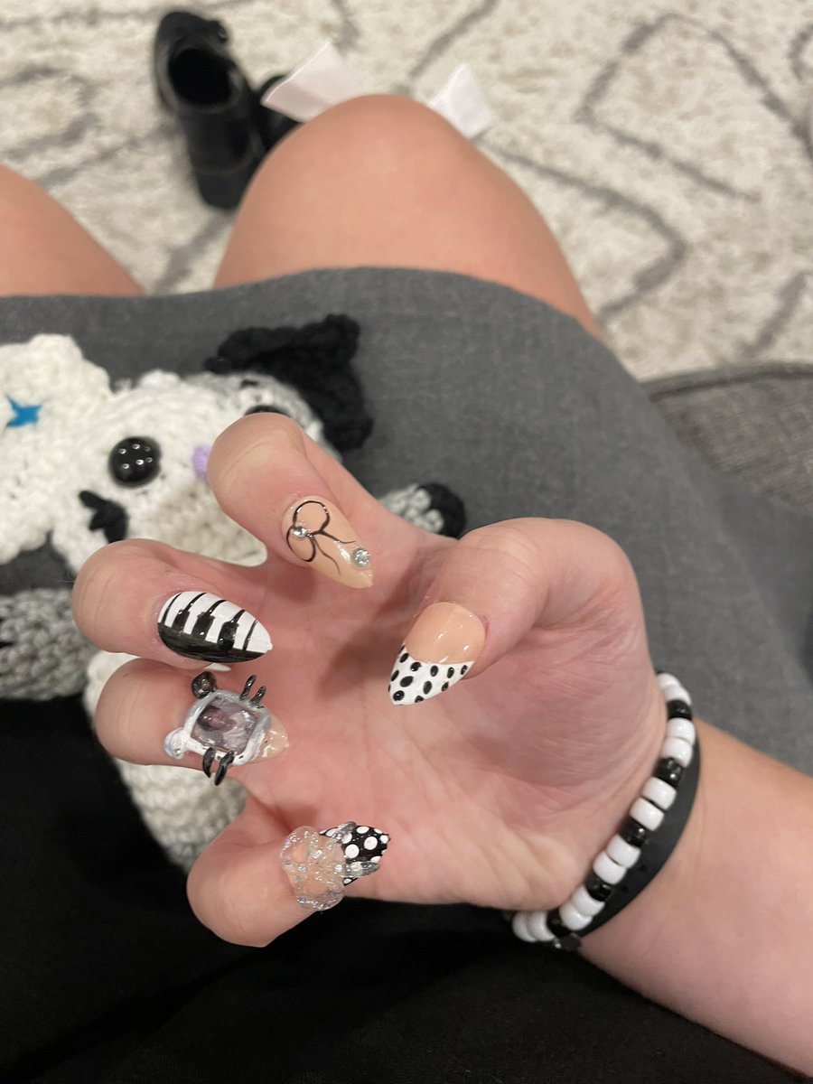 inniestrwbrry's tweet image. nyangduu/jungsu nails by the lovely @_yeosanrio_
