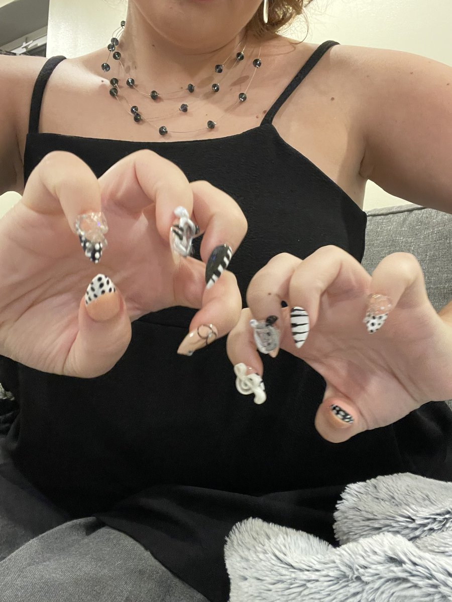 inniestrwbrry's tweet image. nyangduu/jungsu nails by the lovely @_yeosanrio_