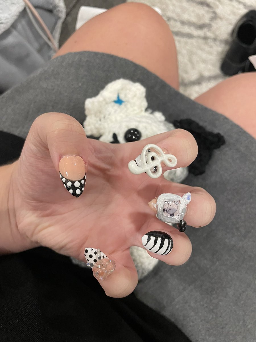 inniestrwbrry's tweet image. nyangduu/jungsu nails by the lovely @_yeosanrio_