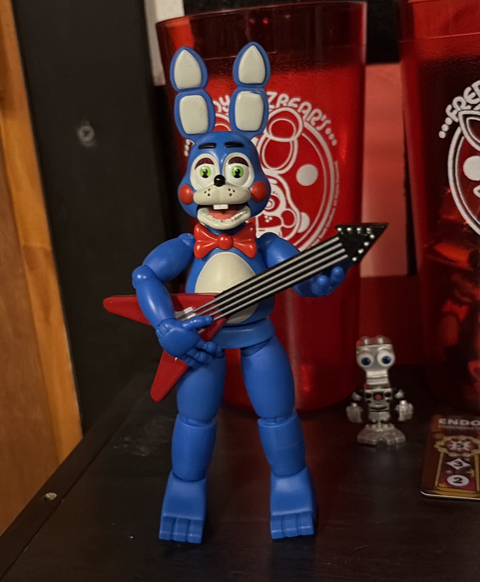 OK WOW this is literally perfect

Give your Funko Bonnie Guitars to the Jazwares Toy Bonnie, he holds it a million times better than the Funko one ever could and it scales and looks great

I'm so glad I tried this, 100% displaying like this!

#FNAF