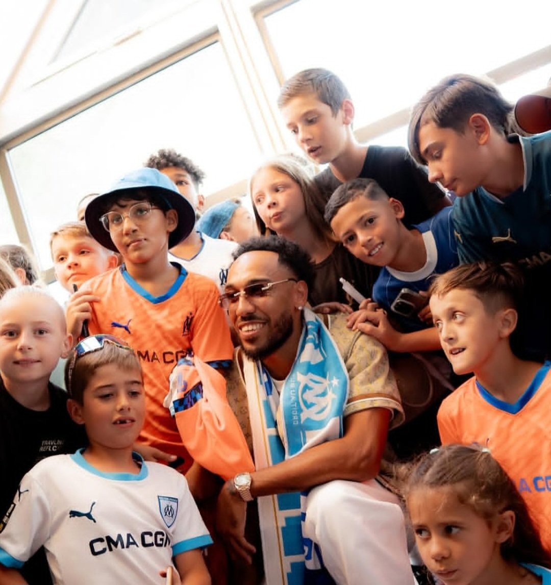 Aubameyang sur Instagram :

"Quelle fin et début de semaine ce fût !!! Merci à tous 🤍🩵 

Je resterai éternellement reconnaissant.

Maintenant on se prépare et se conditionne pour cette saison 🔥"