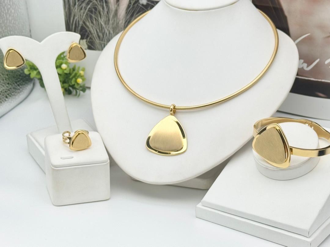 Pick a frame 👀👀

1(N14,000
2(N16,000