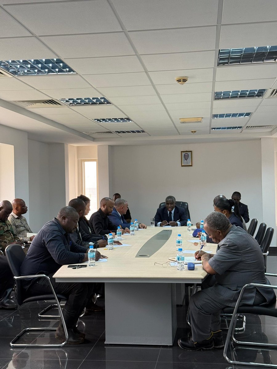 Hoy me he desplazado de Mongomo a Luba para analizar de primera mano los graves efectos que han dejado las inundaciones en esta zona de la isla de Bioko y he dado a la comisión un plazo máximo de 24 horas para recibir el informe completo de damnificados y daños materiales, a fin