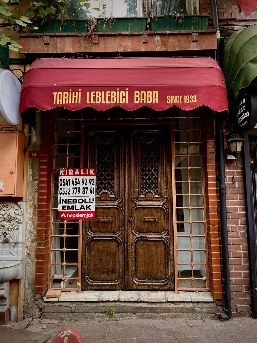 Deralgasgar's tweet image. 🍂

İnsan derinlere olduğu gibi yükseklere de düşebilir.
#FriedrichHölderlin 

#yaşam #jiyan 
#istanbul #balat 
#kapı #fotoğraf #deral
#pencere