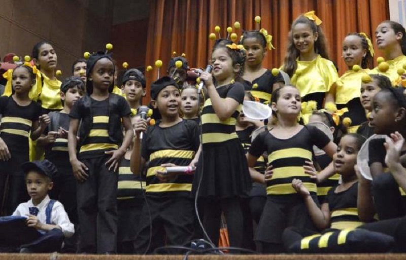 🐝¡Camagüey recibe a La Colmenita!
Cambia el lugar donde se presentará hoy 5 de agosto La Colmenita, esta tarde en la sala Polivalente Rafael Fortún, desde las 6:00 pm
La entrada será gratuita. 
#VeranoSiempreJoven #CubaEsCultura  #PorCamagüeyTodo