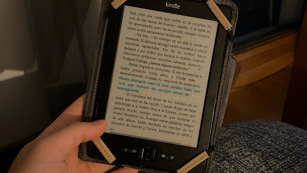 Diego (@soygotas) on Twitter photo “Mazas prosiguió como si cada palabra fuese una roca que hubiera de esculpir antes de entregármela”. Que manera tan precisa, deliciosa y visual tiene Hobb de hacer uso de los símiles. Se disfruta en cada línea. “Mazas prosiguió como si cada palabra fuese una roca que hubiera de esculpir antes de entregármela”. Que manera tan precisa, deliciosa y visual tiene Hobb de hacer uso de los símiles. Se disfruta en cada línea.