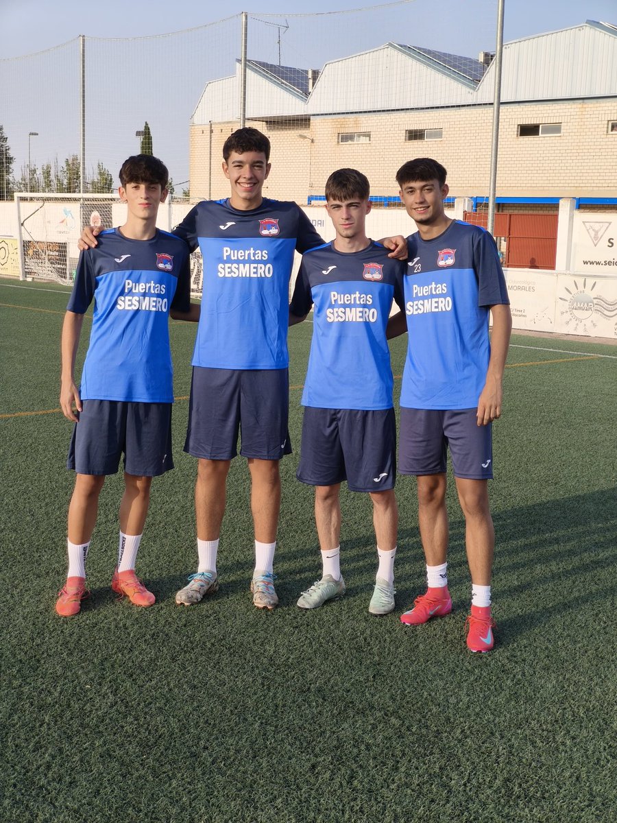 🔝 EJEMPLO DE COMPROMISO

Roberto, Aitor, Óscar y Javi, jugadores de nuestro equipo juvenil, están ayudando al primer equipo durante esta pretemporada.

Compromiso, trabajo, ganas de aprender y buen ambiente.
El pasado sábado en Bargas ya pudieron debutar en el primer amistoso.