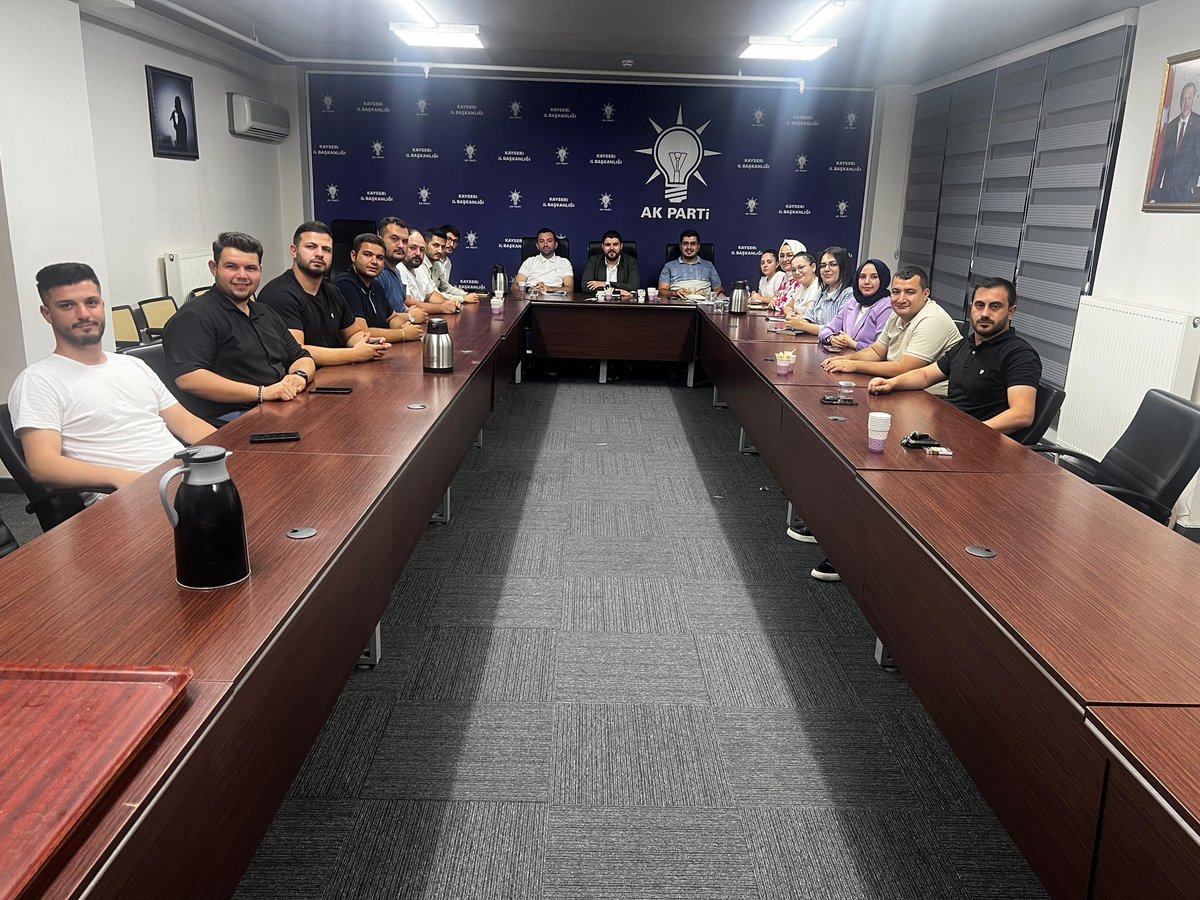 Yürütme Kurulu Toplantımızı, İl Gençlik Kolları Başkanımız Sn. Hayri Danacı başkanlığında gerçekleştirdik.

Toplantımızda alınan kararların, Kayseri gençliğinin istikbali ve teşkilat çalışmalarımız açısından hayırlara vesile olmasını temenni ediyoruz.🇹🇷