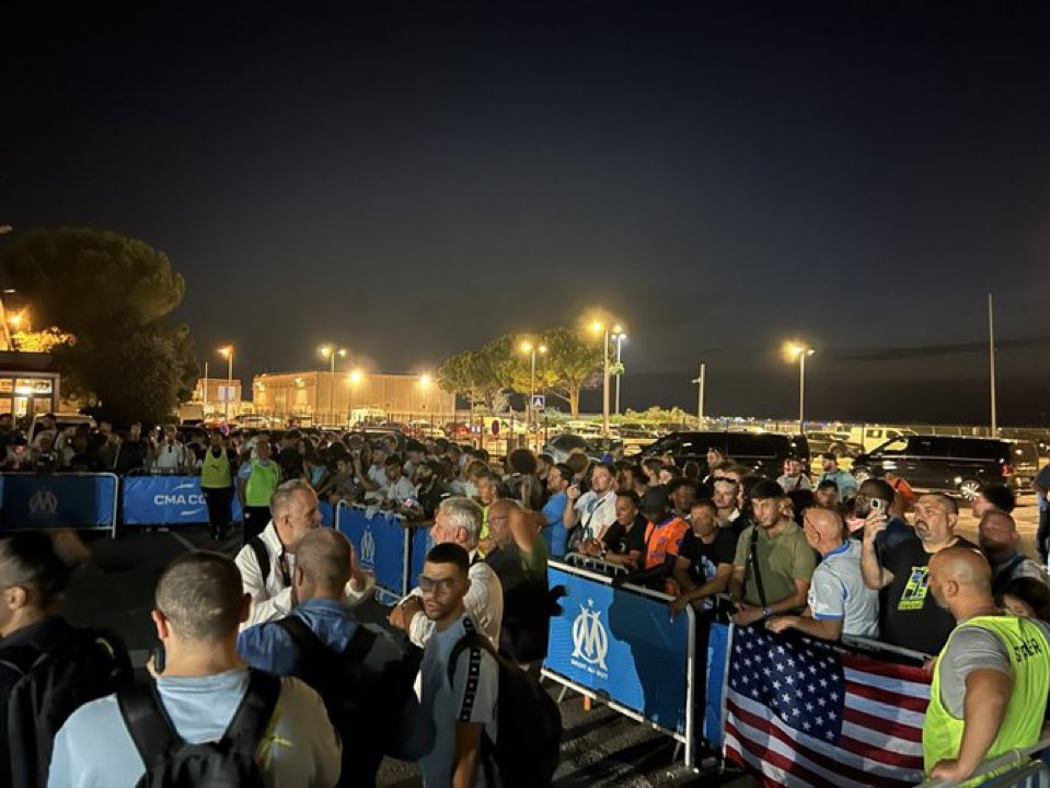 ActuOlympien (@actuolympien) on Twitter photo Beaucoup de supporters marseillais attendent l’arrivée de Timothy Weah..🇺🇸🔥
#TeamOM #MercatOM | 📸 : <a href="/gouffa83/">Fabrice Lamperti</a> Beaucoup de supporters marseillais attendent l’arrivée de Timothy Weah..🇺🇸🔥
#TeamOM #MercatOM | 📸 : <a href="/gouffa83/">Fabrice Lamperti</a>