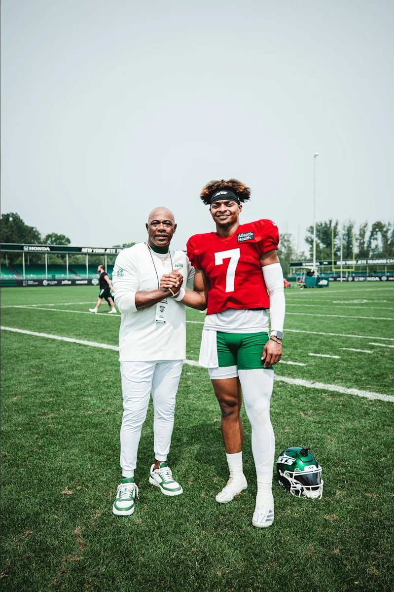 Justin Fields 🤝 #Jets legend Victor Green

📸 <a href="/nyjets/">New York Jets</a>