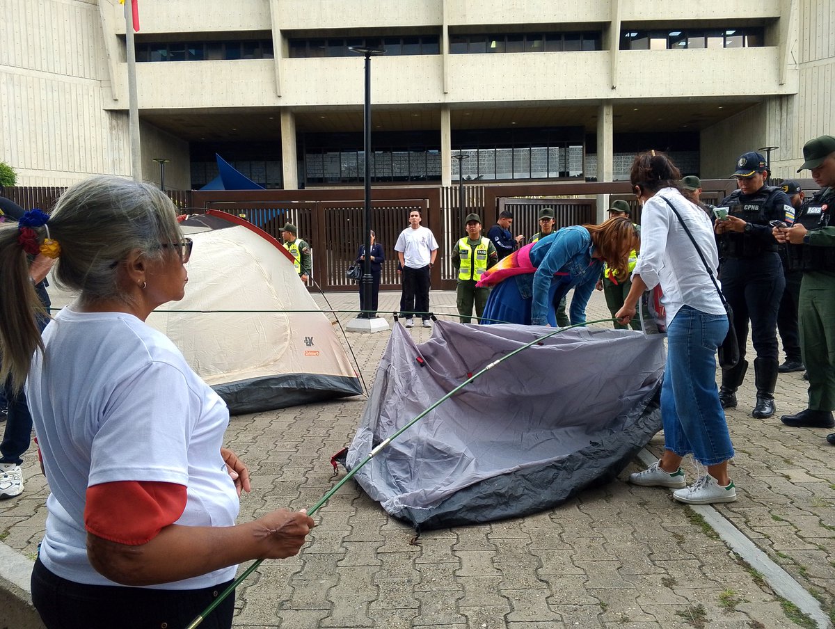 _Provea's tweet photo. 4:14PM Comité de Madres en Defensa de la Verdad realiza concentración y vigilia frente al TSJ, para exigir la libertad de las personas privadas de libertad por razones políticas y consignar un escrito ante la Sala Penal https://t.co/slKI7369kx