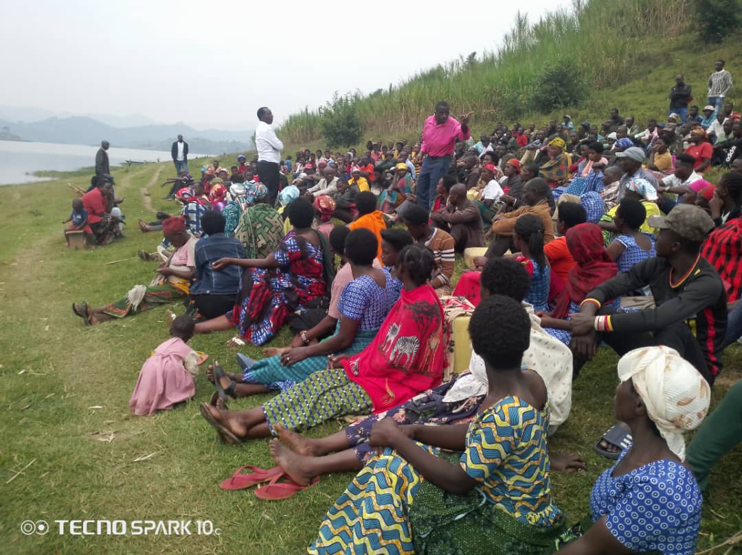 Musanze District (@musanzedistrict) on Twitter photo Visi Meya ushinzwe Imibereho Myiza <a href="/TheoKayiranga/">Kayiranga Theobald</a> ari kumwe n'Umuyobozi wa Police mu Karere bitabiriye inteko muri <a href="/SectorGacaca/">GACACA SECTOR</a>, yahuje abaturage bo mu Tugari twa Gakoro na Gasakuza mu rwego rwo kubihanganisha nyuma yo kubura umuvandimwe wabo arohamye mu kiyaga cya Ruhondo. Visi Meya ushinzwe Imibereho Myiza <a href="/TheoKayiranga/">Kayiranga Theobald</a> ari kumwe n'Umuyobozi wa Police mu Karere bitabiriye inteko muri <a href="/SectorGacaca/">GACACA SECTOR</a>, yahuje abaturage bo mu Tugari twa Gakoro na Gasakuza mu rwego rwo kubihanganisha nyuma yo kubura umuvandimwe wabo arohamye mu kiyaga cya Ruhondo.