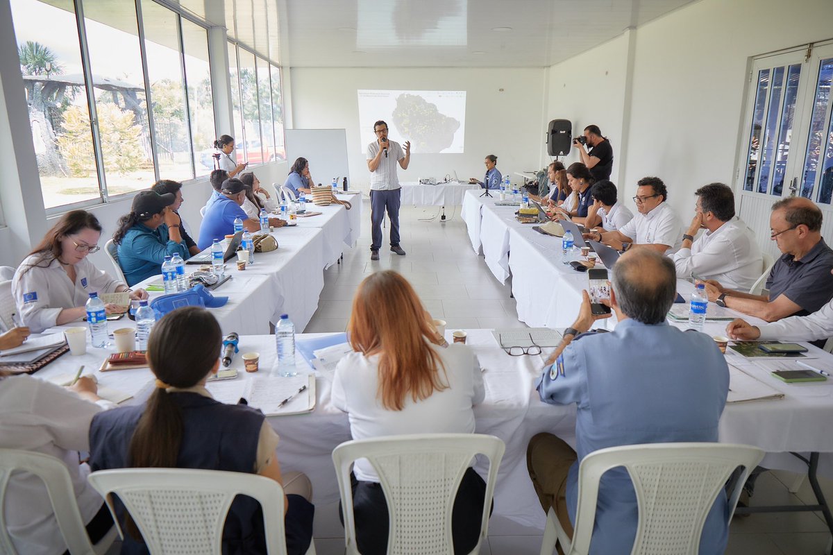 DefensoriaCol's tweet photo. 📍Mitú, Vaupés 

La Defensora del Pueblo, Iris Marín Ortiz, junto con @UEenColombia, @FcdsOrg, @ParquesColombia y @BrasilBogota,  realizó un sobrevuelo pasando por San José del Guaviare y el río Puré, en el Amazonas. Durante el recorrido, se evidenció la grave afectación ambiental causada por la minería ilegal, especialmente en zonas donde habitan pueblos indígenas en aislamiento voluntario.

Estas situaciones ya habían sido advertidas por la Defensoría en la Alerta Temprana 07-2024, que señala los riesgos que enfrentan las comunidades amazónicas por la presencia de grupos armados ilegales.

🤝 El objetivo de sumar esfuerzos nacionales e internacionales para proteger los derechos humanos, la autonomía de los pueblos indígenas y la biodiversidad de la Amazonía.