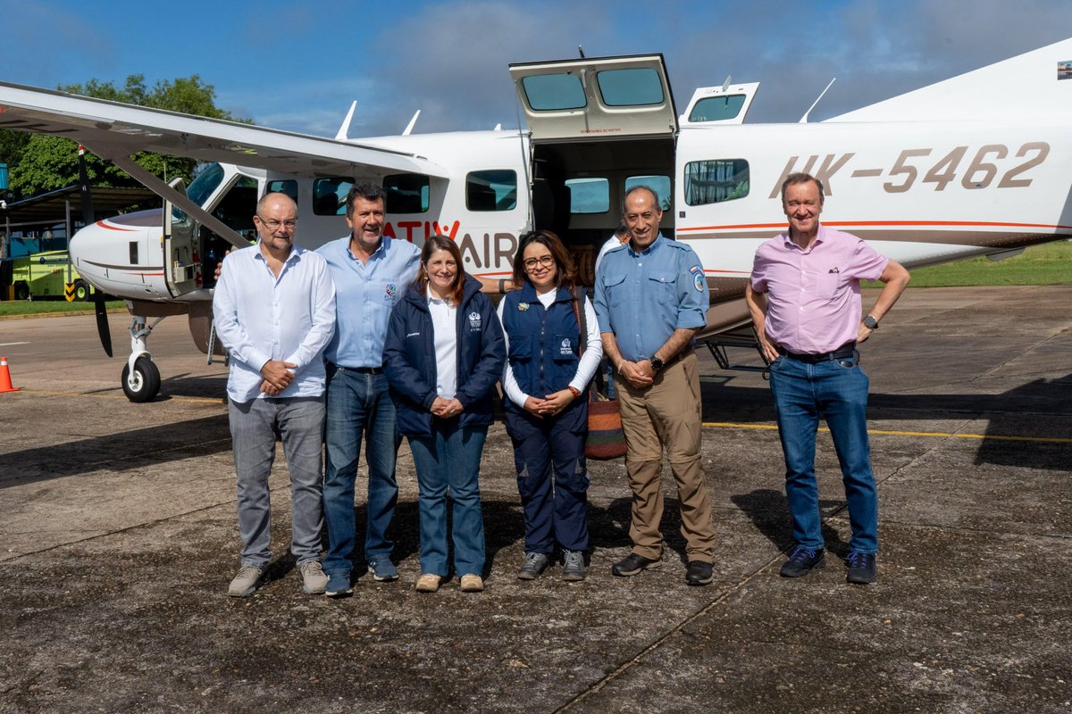 DefensoriaCol's tweet photo. 📍Mitú, Vaupés 

La Defensora del Pueblo, Iris Marín Ortiz, junto con @UEenColombia, @FcdsOrg, @ParquesColombia y @BrasilBogota,  realizó un sobrevuelo pasando por San José del Guaviare y el río Puré, en el Amazonas. Durante el recorrido, se evidenció la grave afectación ambiental causada por la minería ilegal, especialmente en zonas donde habitan pueblos indígenas en aislamiento voluntario.

Estas situaciones ya habían sido advertidas por la Defensoría en la Alerta Temprana 07-2024, que señala los riesgos que enfrentan las comunidades amazónicas por la presencia de grupos armados ilegales.

🤝 El objetivo de sumar esfuerzos nacionales e internacionales para proteger los derechos humanos, la autonomía de los pueblos indígenas y la biodiversidad de la Amazonía.