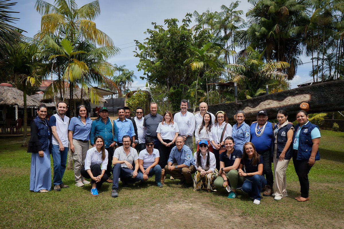 DefensoriaCol's tweet photo. 📍Mitú, Vaupés 

La Defensora del Pueblo, Iris Marín Ortiz, junto con @UEenColombia, @FcdsOrg, @ParquesColombia y @BrasilBogota,  realizó un sobrevuelo pasando por San José del Guaviare y el río Puré, en el Amazonas. Durante el recorrido, se evidenció la grave afectación ambiental causada por la minería ilegal, especialmente en zonas donde habitan pueblos indígenas en aislamiento voluntario.

Estas situaciones ya habían sido advertidas por la Defensoría en la Alerta Temprana 07-2024, que señala los riesgos que enfrentan las comunidades amazónicas por la presencia de grupos armados ilegales.

🤝 El objetivo de sumar esfuerzos nacionales e internacionales para proteger los derechos humanos, la autonomía de los pueblos indígenas y la biodiversidad de la Amazonía.