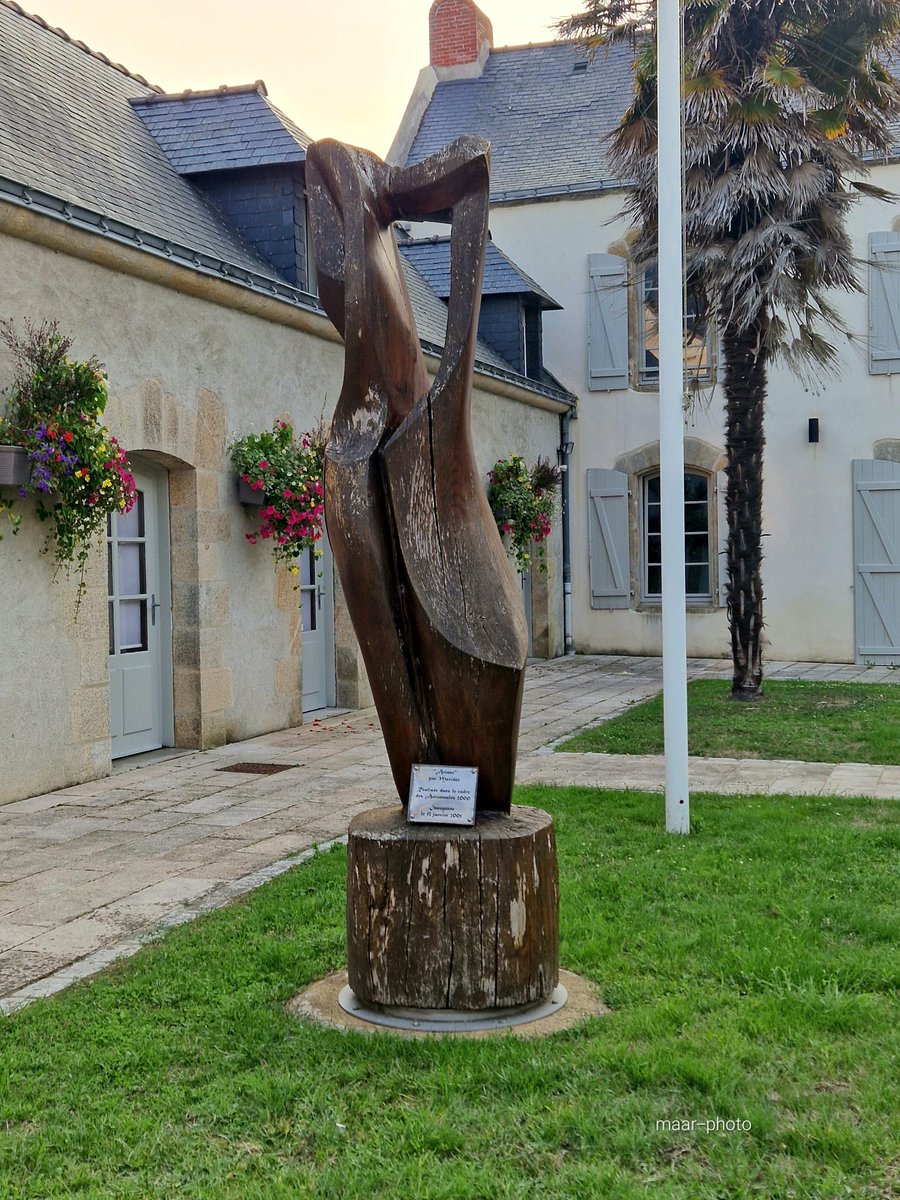 becel_maryvonne's tweet image. Art des années 2000
La sculpture de Maridée a 25 ans les sculptures de bois en extérieur sont sujettes aux outrages du temps.
Une sculpture bien intégrée dans l'espace d'accueil de la mairie de Pénestin. 
#sculptures #penestin #morbihan