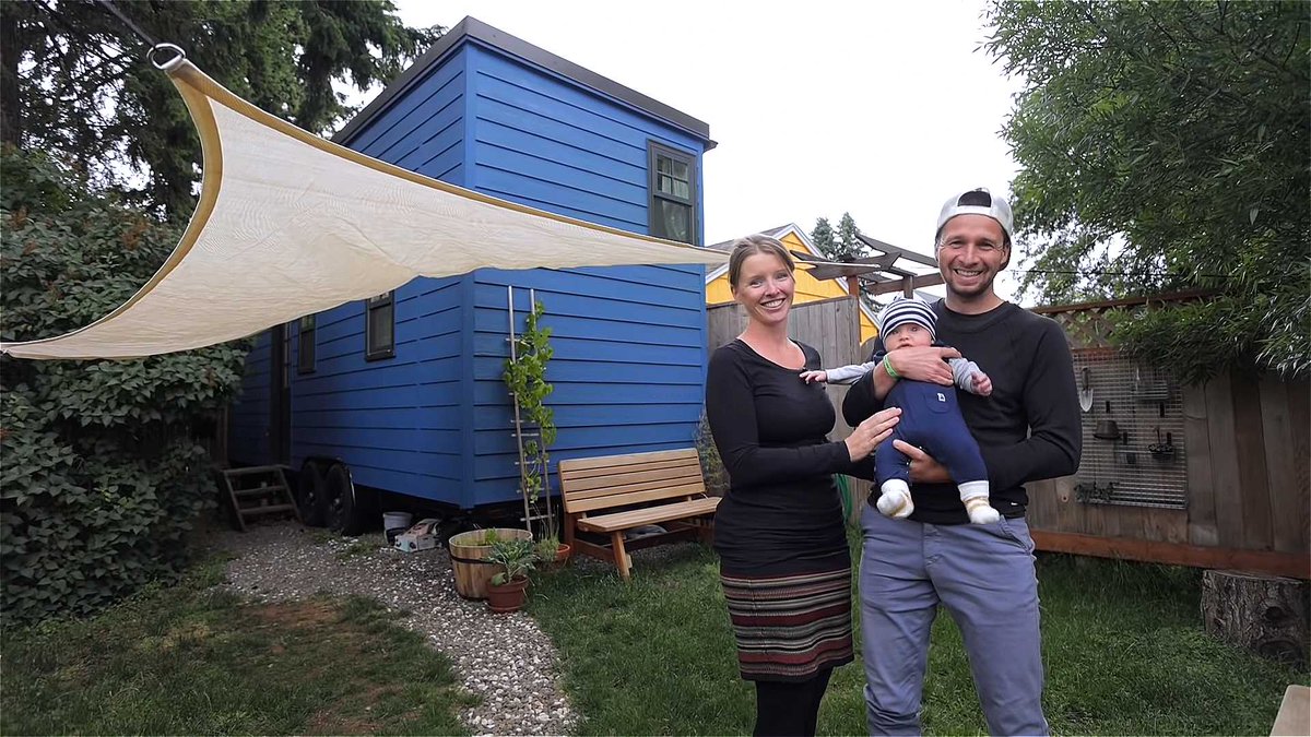 See how Maria and Tino built a cozy life in a tiny house with their baby, featuring a clever floating wardrobe. Check out their story! 👶🏡 tinyhousetalk.com/couple-with-a-… Image credits: Tiny House Expedition
