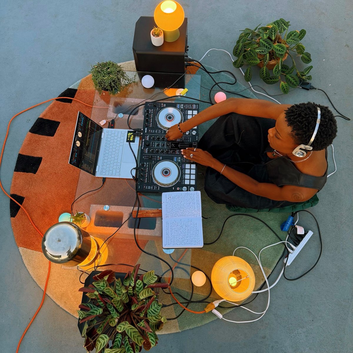 2 new mixes for the summer out now 🌅🌅🌅 make your pick!

on.soundcloud.com/qHnisJ0XRMq7jA…

on.soundcloud.com/RwWCEgQr6MSdEg…