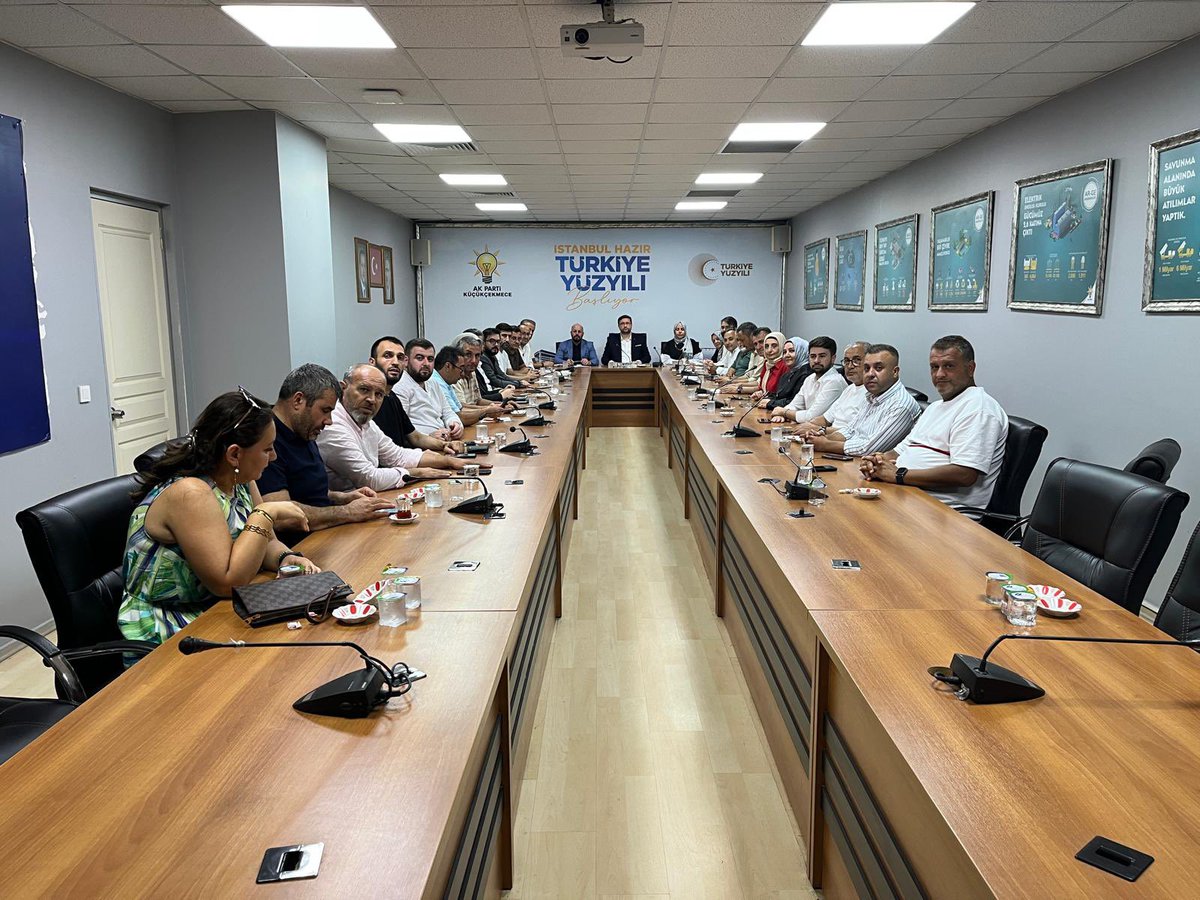 İlçe Başkanımız Nejat Öztürk Başkanlığında ve İl Başkanlığımız tarafından Küçükçekmece ilçemizden sorumlu olarak görevlendirilen yeni İl Koordinatörümüz Erdi Çapar’ın katılımıyla İlçe Yönetim Kurulu toplantımızı gerçekleştirdik.