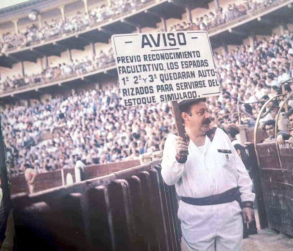 Hubo una época en la que se usaba la espada de verdad durante las faenas. Una cosa torera. Cuando yo empezaba había costumbre de ir a todas las enfermerías para que te extendieran un parte que autorizase a usar el estoque simulado. Me parecía carente de sentido y dejé de hacerlo.