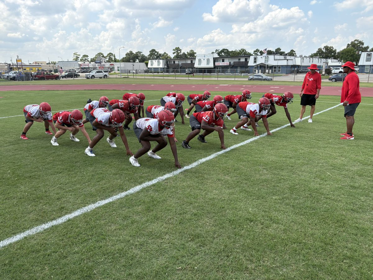 Day 2️⃣ of Football | Class of 2029
Iron sharpens iron 🔥
The standard is the standard.
We’re building something special one rep at a time. #EastSide #Teamme #ETRTW