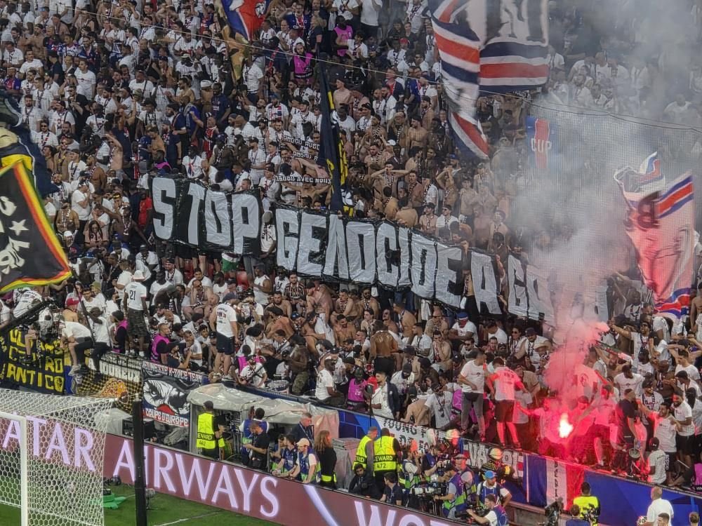 🇫🇷 Ayer, la UEFA multó con 10.000 euros al PSG por “transmitir un mensaje inadecuado para un evento deportivo" por la bandera que mostró la hinchada en la final de Champions League y que decía: "Fin al genocidio en Gaza".
