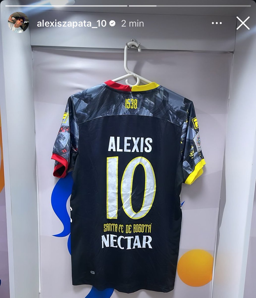 📌 Independiente Santa Fe🇲🇨 jugará esta noche🏟️ con su nueva camiseta en honor a Bogotá y rock al parque🎸

La podrán observar a más detalle y ver la nueva casaca del equipo ‘cardenal’🔴⚪️